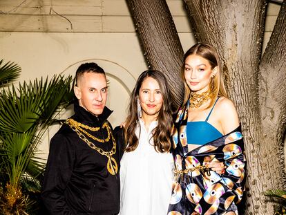 Jeremy Scott (Moschino), junto a Sofie Johansson (directora creativa de H&M) y la top model Gigi Hadid.