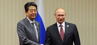 El presidente ruso Vladimir Putin y el primer ministro japon&eacute;s Shinzo Abe 