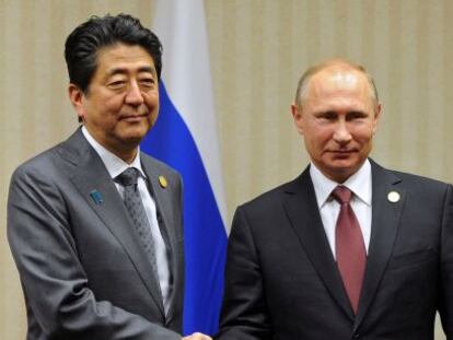 El presidente ruso Vladimir Putin y el primer ministro japon&eacute;s Shinzo Abe 