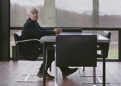 Robert Melik Finkle, el amante del arquitecto Philip Johnson, vuelve a la Glass House después de cuatro décadas con ICON DESIGN. En la imagen, posa en la mesa de mármol del comedor, donde solía pasar las tardes dibujando junto a Johnson. |