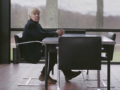 Robert Melik Finkle, el amante del arquitecto Philip Johnson, vuelve a la Glass House después de cuatro décadas con ICON DESIGN. En la imagen, posa en la mesa de mármol del comedor, donde solía pasar las tardes dibujando junto a Johnson. |