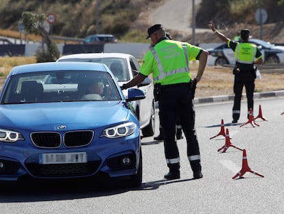 Agentes de la Guardia Civil de Tráfico realizan un control de alcoholemia y drogas en la A-79, que une Alicante y Elche.