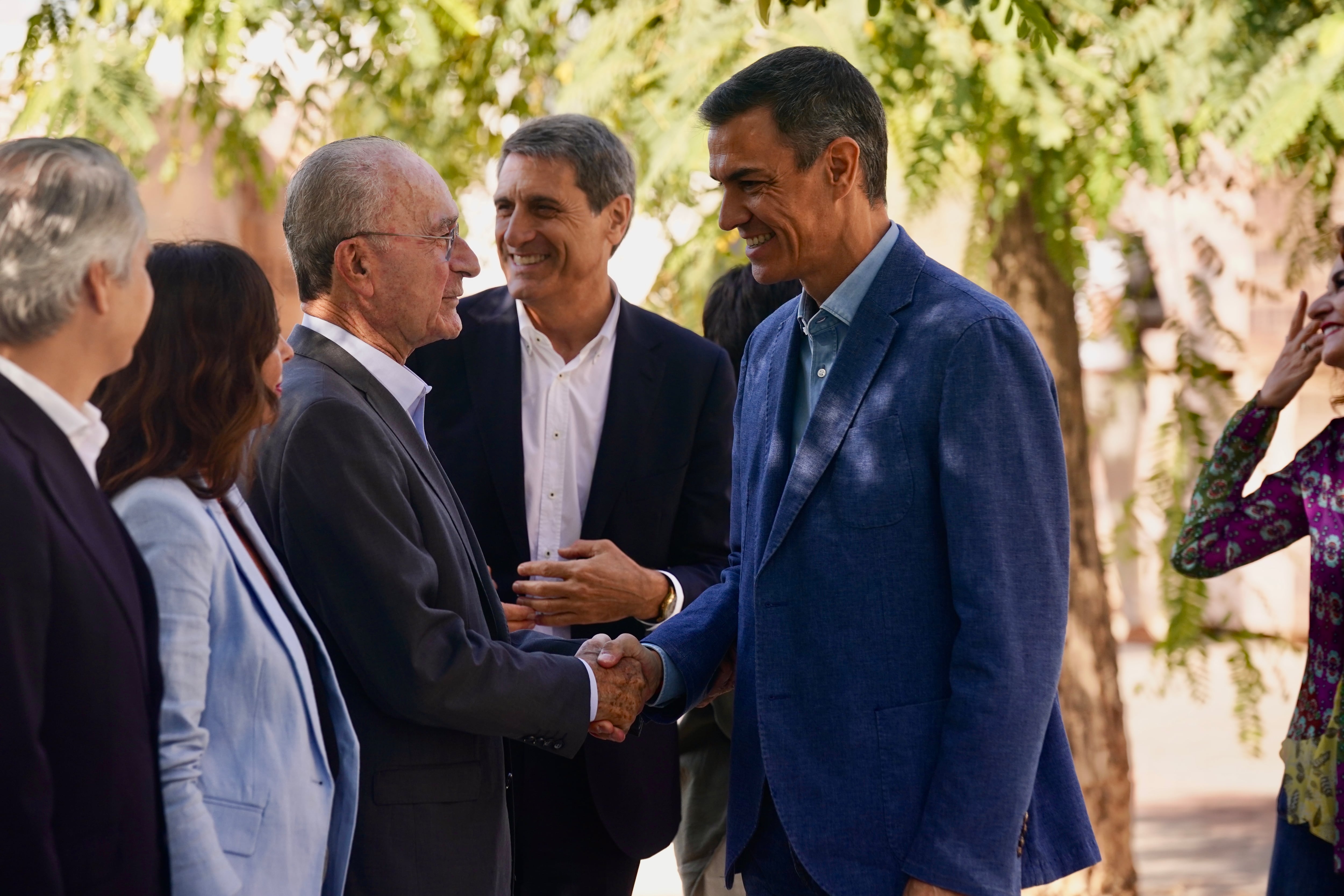 El presidente del Gobierno, Pedro Sánchez y el alcalde de Málaga, Francisco de la Torre, durante la visita a una promoción de viviendas de alquiler asequible en el distrito de Campanillas en Málaga.