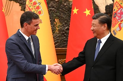 El presidente del Gobierno, Pedro Sánchez (izquierda), saluda al presidente chino, Xi Jinping, en Pekín en 2023.