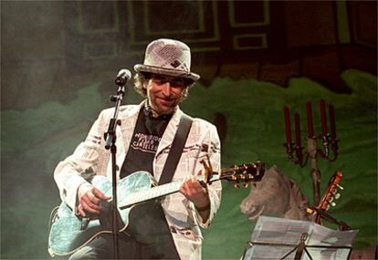 El cantante Joaquín Sabina, en noviembre de 2000, en el teatro Coliseum de Madrid presenta su disco 'Nos sobran los motivos'.
