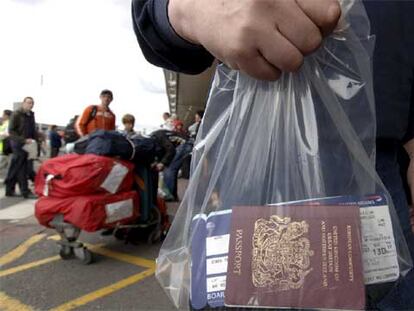 Un pasajero en el aeropuerto londinense de Heathrow acarrea una bolsa de plástico como equipaje de mano.