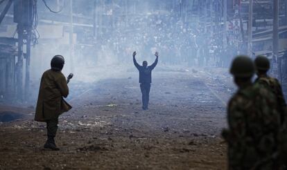 Un hombre camina con las manos en alto hacia la policía durante los enfrentamientos entre las fuerzas de seguridad y los manifestantes en el barrio marginal de Kawangware en Nairobi (Kenia), el 10 de agosto de 2017.