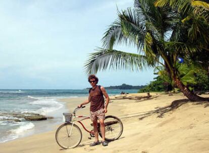 Un turista en bicicleta en Punta Uva, en una playa de la costa del Caribe de Costa Rica