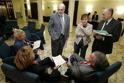 Jesús Loza y Gemma Zabaleta (en el centro), ayer con otros parlamentarios socialistas. Loza presidirá la Comisión de Industria y Zabaleta, la de Ordenación Territorial.