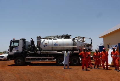 Un equipo de trabajadores senegaleses se encarga del mantenimiento y funcionamilento de las instalaciones de tratamiento de residuos humanos en Mbour bajo la gestión del la Oficina Nacional de Saneamiento de Senegal (ONAS).