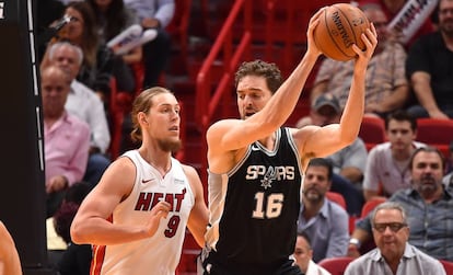 Pau Gasol, defendido por Olynyk.