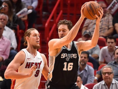 Pau Gasol, defendido por Olynyk.