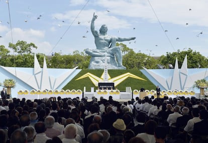 Palomas vuelan sobre la estatua de la paz en el Parque de la Paz de Nagasaki (Japón).