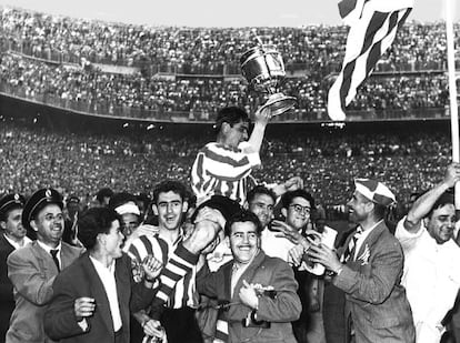 Gaínza levanta la Copa tras ganar en el Bernabéu en 1958