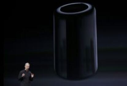 Tim Cook con una imagen del nuevo Mac Pro cil&iacute;ndrico