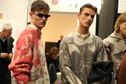 Una imagen del 'backstage' del desfile de Emporio Armani.