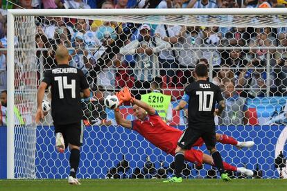 Messi falla el penalti ante Islandia.