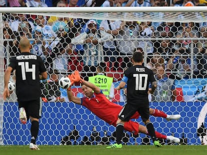 Messi falla el penalti ante Islandia.