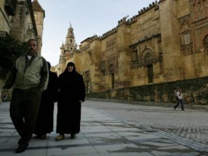 A group of tourists at the mosque in Córdoba.