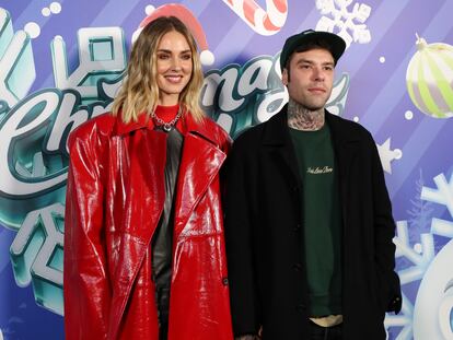 Chiara Ferragni, junto a su marido, el rapero Fedez, en una alfombra roja el 6 de diciembre en Milán.