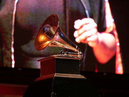 Una estatuilla de los Premios Grammy.