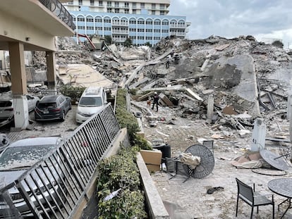 Imagem do que era a entrada do prédio de 12 andares colapsado em Surfside, Flórida.