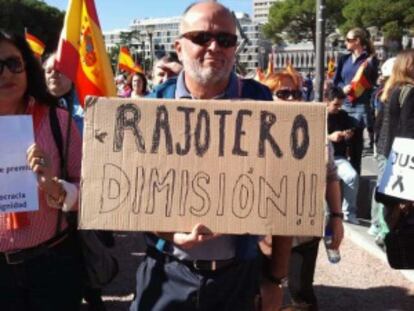 Un manifestante, durante la protesta convocada por la AVT.