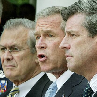 George Bush, flanqueado por Paul Bremer (derecha) y Donald Rumsfeld, en julio de 2003.