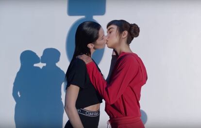 Bella Hadid y Lil Miquela en la campaña de Calvin Klein.