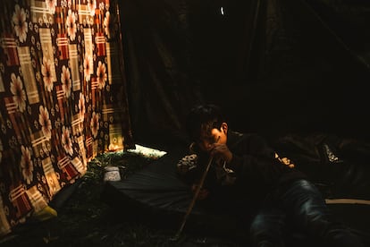 Marcelino Queragama descansa en su carpa en el Parque Nacional, el 21 de mayo de 2025. Prosperidad Social entregó paquetes alimentarios a las 342 familias que permanecían en dicho asentamiento a finales de mayo. A pesar de las escasas ayudas, las familias exigen acción y no asistencialismo.