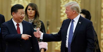 El presidente chino, Xi Jinping, conversa con su hom&oacute;nimo estadounidense Donald Trump en una cena de gala en noviembre de 2017.