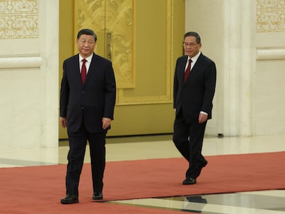 Li Qiang tras los pasos del presidente de China, Xi Jinping, durante la presentación de los nuevos miembros del comité permanente en el Gran Salón del Pueblo de Pekín el pasado 23 de octubre.