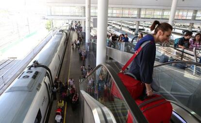 Llegada de los pasajeros de un AVE en la estaci&oacute;n de Atocha de Madrid en agosto pasado.