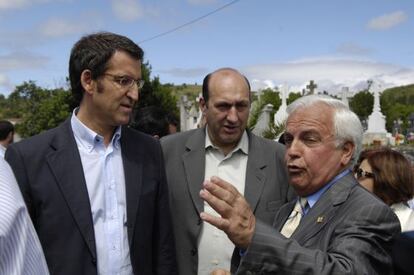 Feijóo, Rogelio Martínez y José Luis Baltar en un acto de homenaje a Miguel Ángel Blanco en 2009 en el cementerio de A Merca.