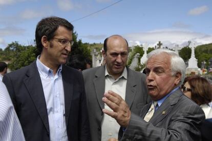 Feij&oacute;o, Rogelio Mart&iacute;nez y Jos&eacute; Luis Baltar en un acto de homenaje a Miguel &Aacute;ngel Blanco en 2009 en el cementerio de A Merca.