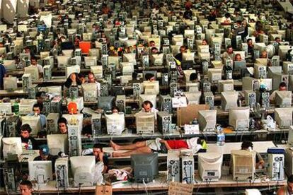 Un grupo de cibernautas en el Campus Party de Valencia en el año 2003.