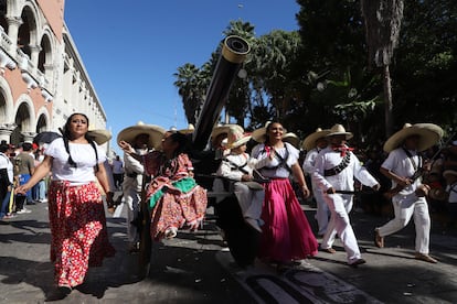 Hombres y mujeres disfrazados de insurgentes y adelitas recorre las calles de Mérida (Estado de Yucatán).