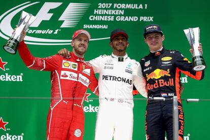 Lewis Hamilton (c) posa con el segundo clasificado Vettel (izquierda) y el tercer clasificado Verstappen.
