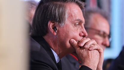 O presidente Jair Bolsonaro ouve discurso em Nova Delhi, na Índia.