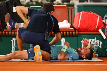 Dzumhur es atendido durante el partido.