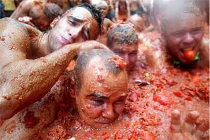 Participantes en la fiesta, ayer, en pleno fragor de la <i>batalla </i>.