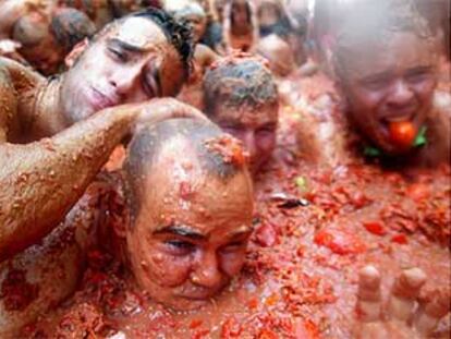 Participantes en la fiesta, ayer, en pleno fragor de la <i>batalla </i>.