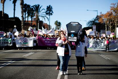 Centenares de enfermeras se manifiestan en la DIagonal de Barcelona contra el acuerdo salarial del ICS, este viernes.
