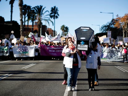 Centenares de enfermeras se manifiestan en la DIagonal de Barcelona contra el acuerdo salarial del ICS, este viernes.