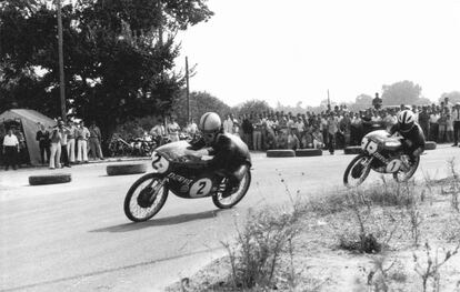 1971. Repsol debuta en las motos. Juan Parés (2) y Ángel Nieto, pilotos oficiales de Derbi, persiguen en Brno (República Checa) al insólito ganador, Barry Sheene.