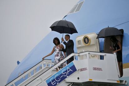 Barack Obama y su mujer Michelle, a su llegada en el Air Force One al aeropuerto de La Habana.