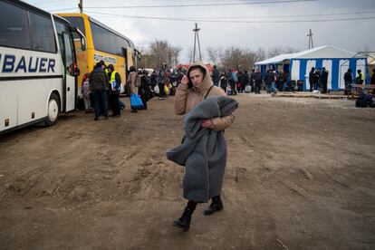 Tras los primeros días en los que toda la ayuda dependían de la solidaridad vecinal, las autoridades organizaron los transportes y ACNUR comenzó a distribuir mantas. El frío era paralizante.