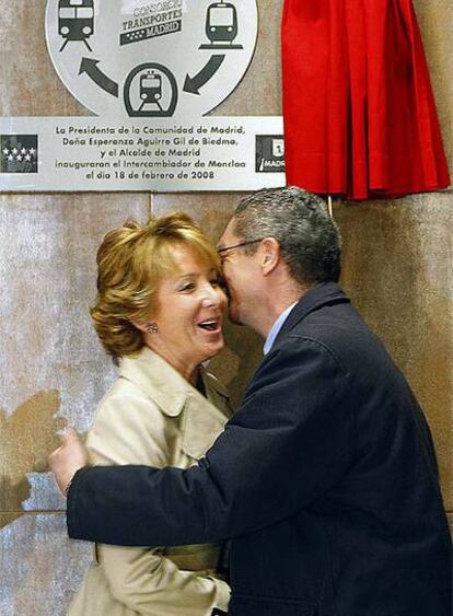 Aguirre recibe el beso de Gallardón bajo una placa en la que no aparece el nombre del alcalde pero sí el de la presidenta.