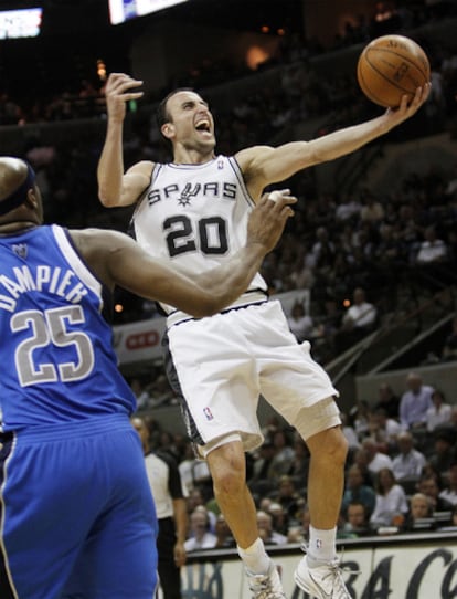 Ginobili (San Antonio Spurs) entra a canasta ante Erick Dampier, de los Dallas Mavericks.