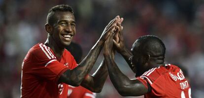 El brasileño Talisca, a la izquierda, celebra su gol con el holandés Ola John.